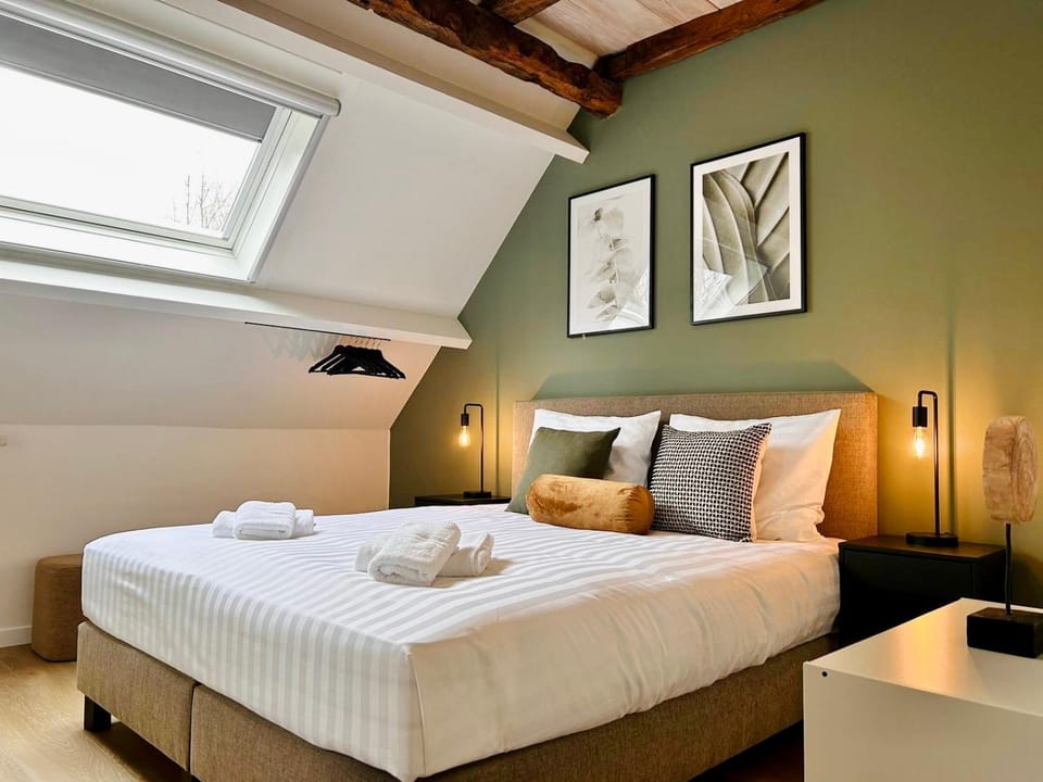 Bed, Bedroom, towels