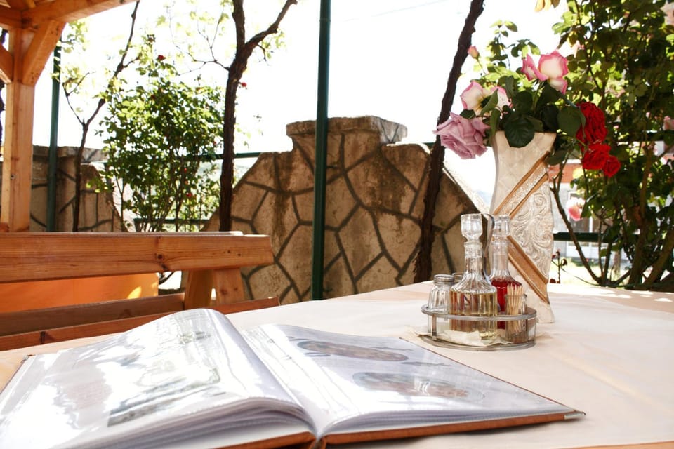 Restaurant/places to eat, Garden, Garden view, Street view