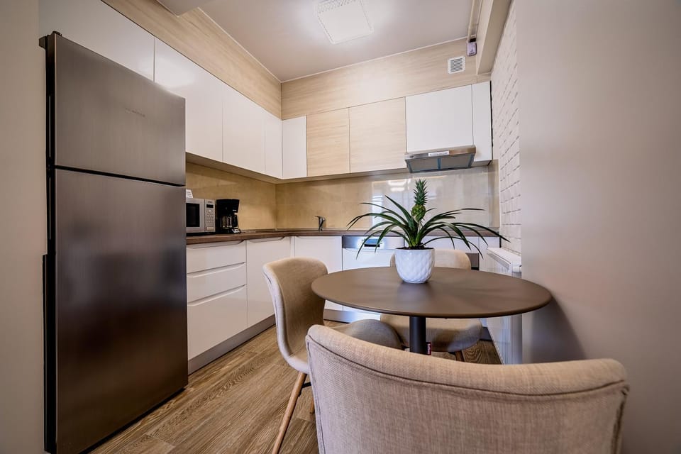 Kitchen or kitchenette, Dining area