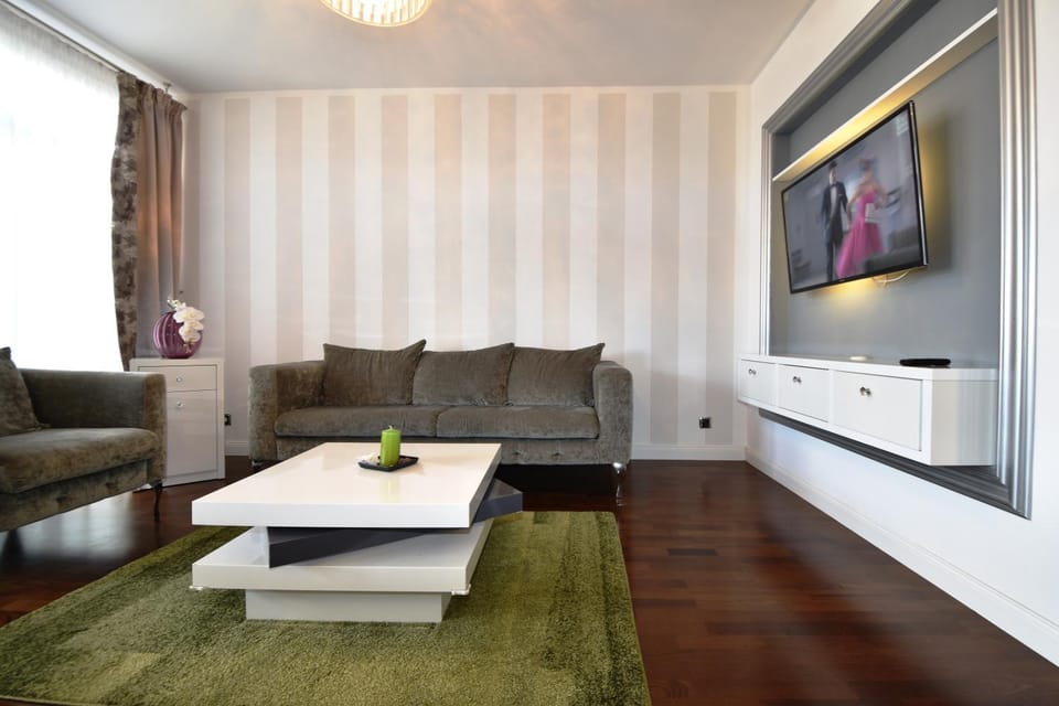 Communal lounge/ TV room, Living room, Seating area
