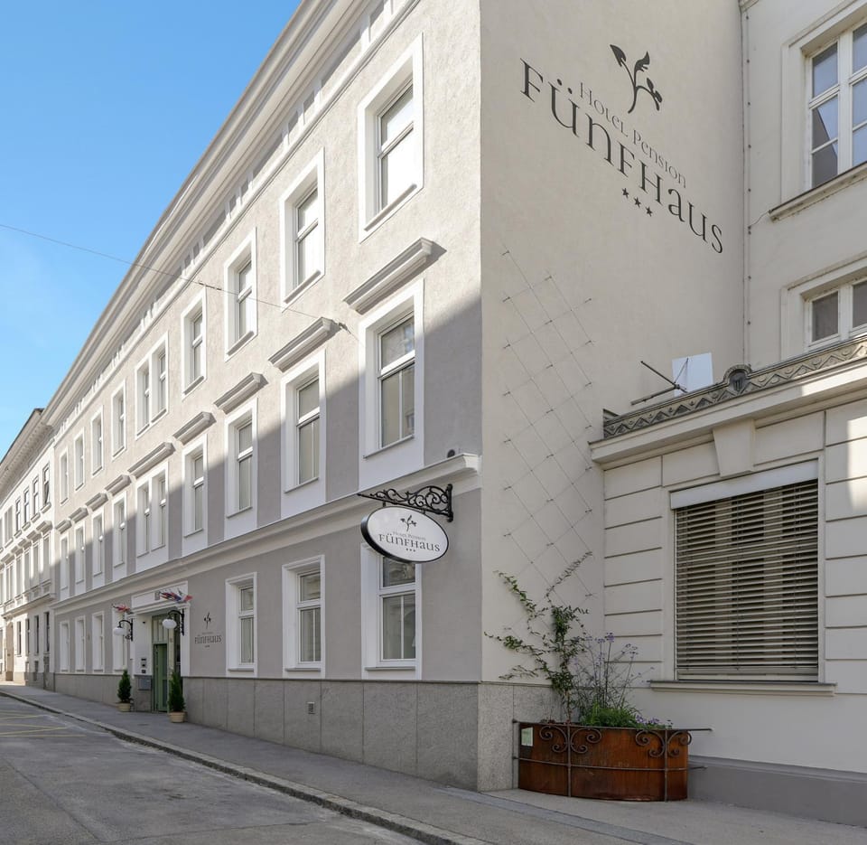Property building, Facade/entrance