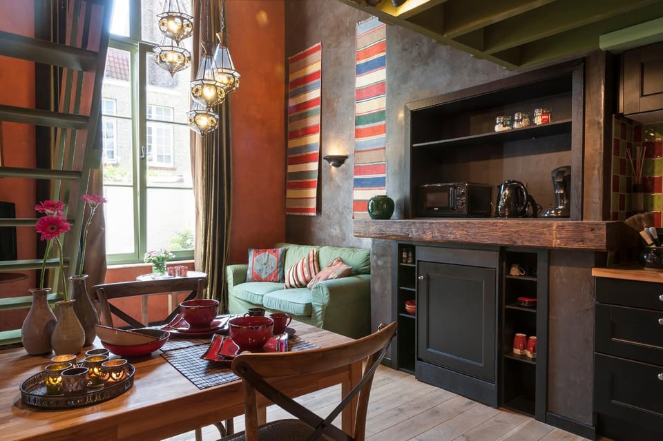 Day, Dining area