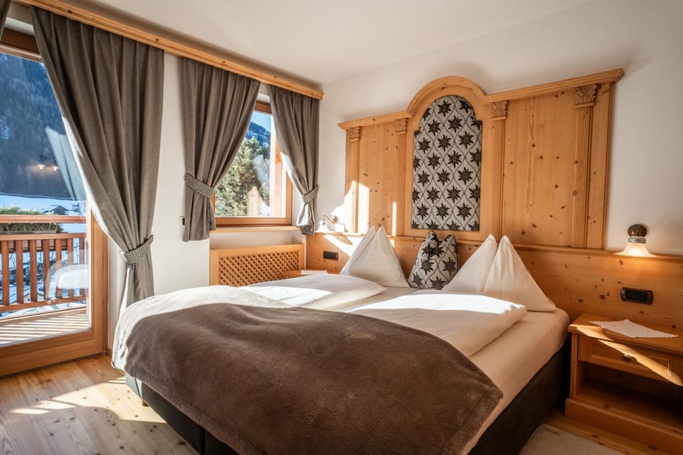 Bed, Balcony/Terrace, Photo of the whole room, Bedroom