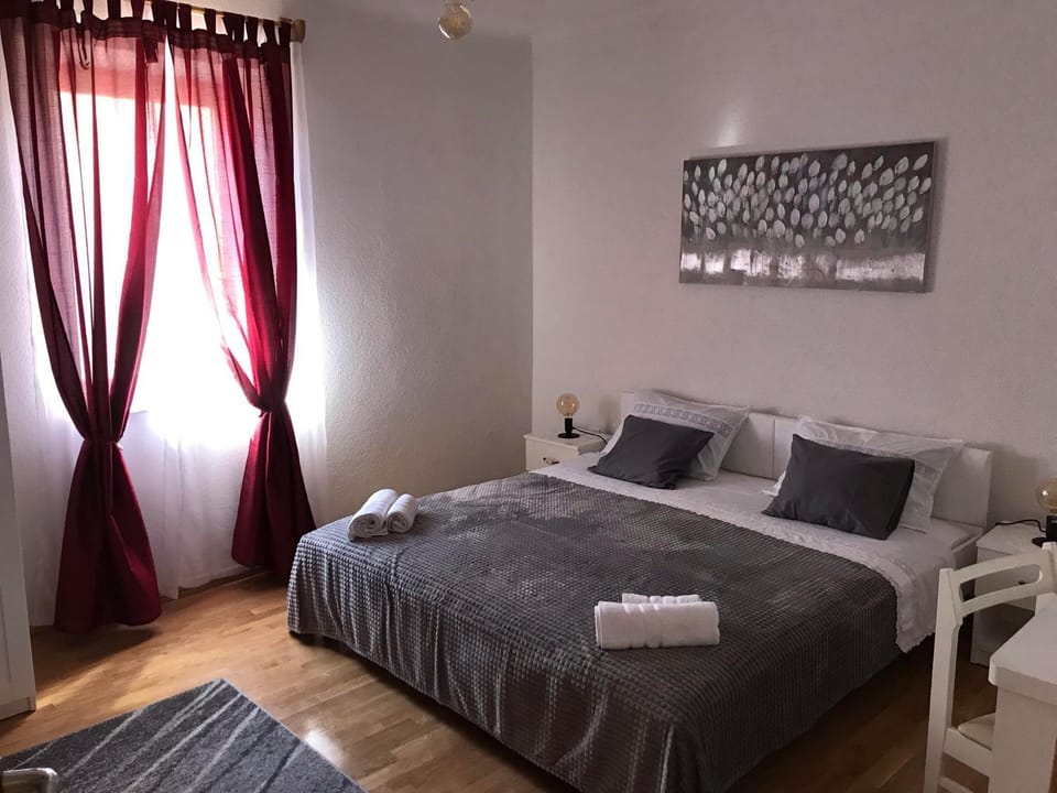 Bed, Decorative detail, Bedroom, Garden view, Street view, Quiet street view, Inner courtyard view