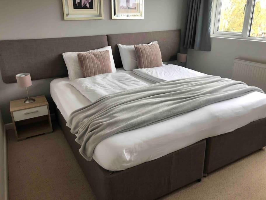 Spacious 5-Bedroom Home with Garden & Parking Near Station House in Coventry