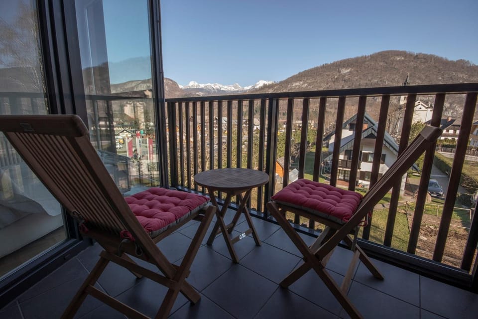 Balcony/Terrace, City view, Mountain view