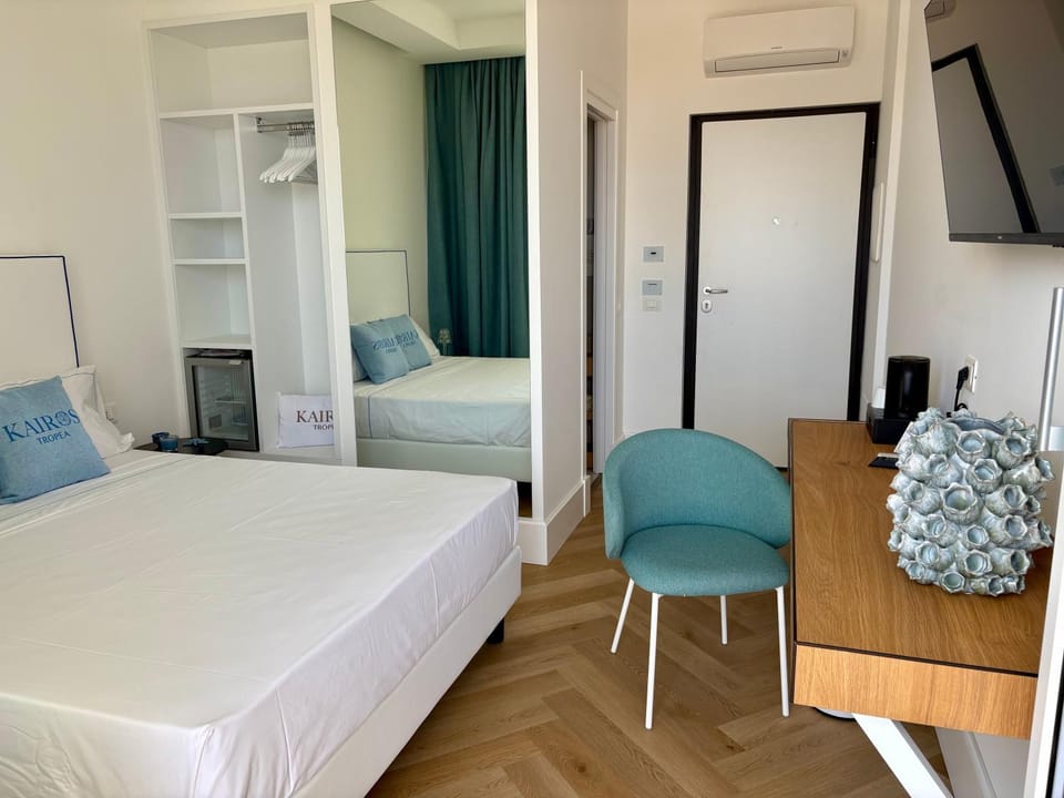 Seating area, Bedroom, wardrobe, air conditioner