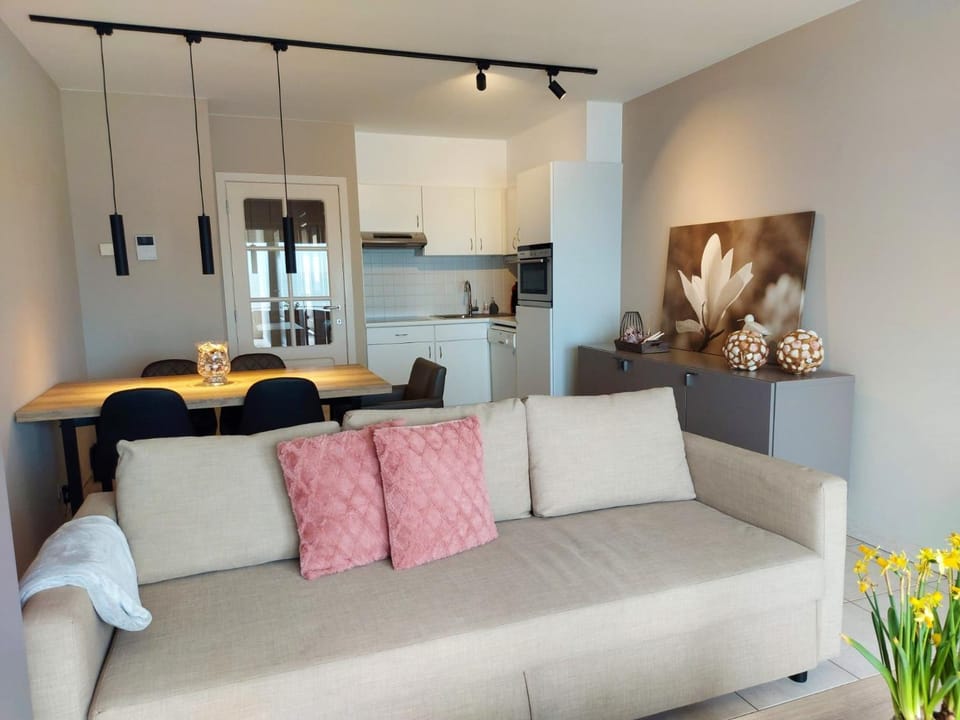 Kitchen or kitchenette, Seating area, Dining area