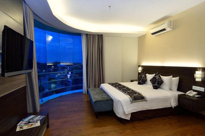 Bed, Night, Bird's eye view, TV and multimedia, Bedroom, City view, air conditioner