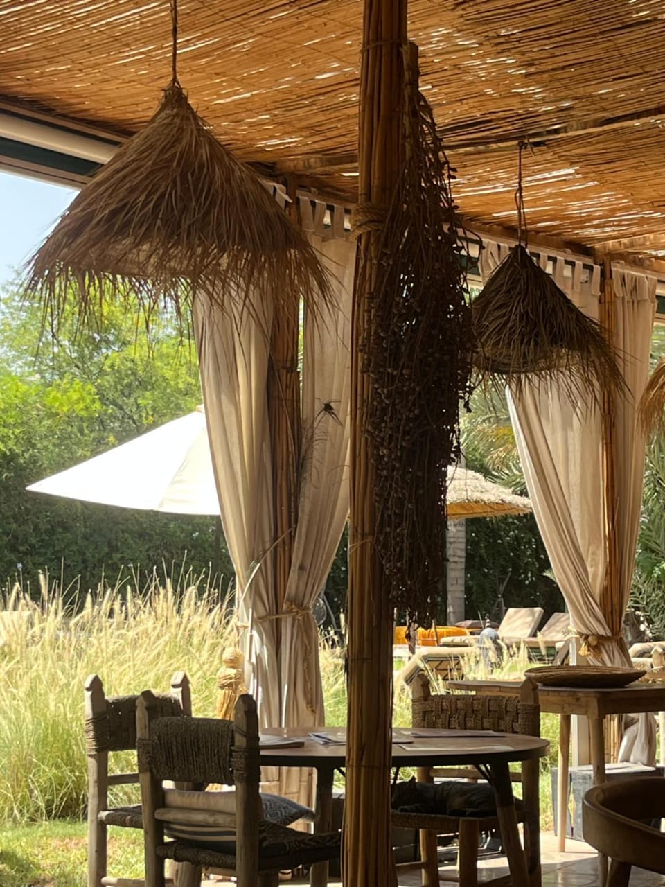 Property building, Patio, Restaurant/places to eat, Day, Dining area, Garden view