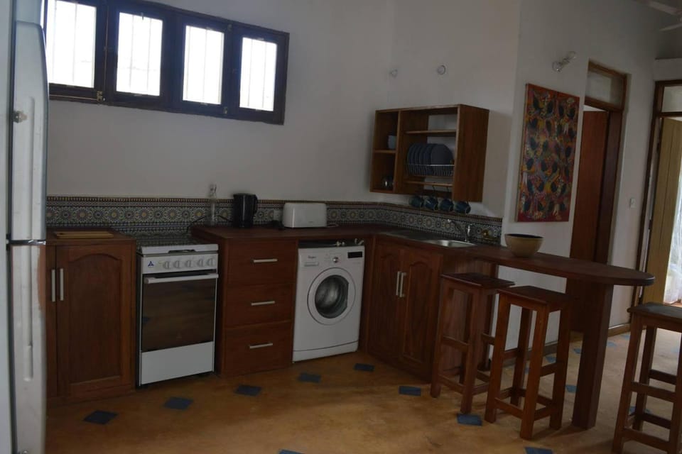 Coffee/tea facilities, Kitchen or kitchenette, oven, stove, toaster, washing machine