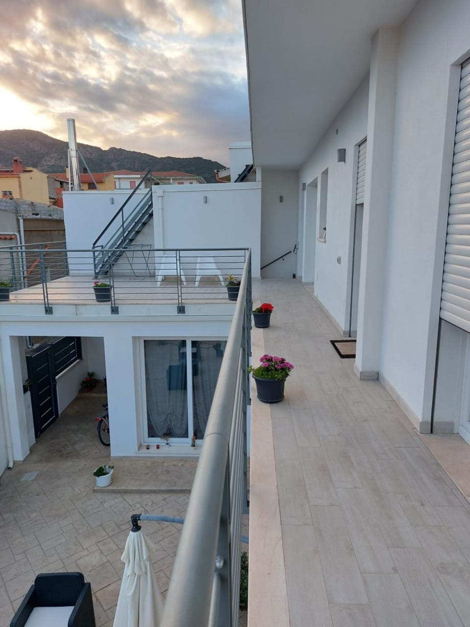 Property building, Day, Balcony/Terrace
