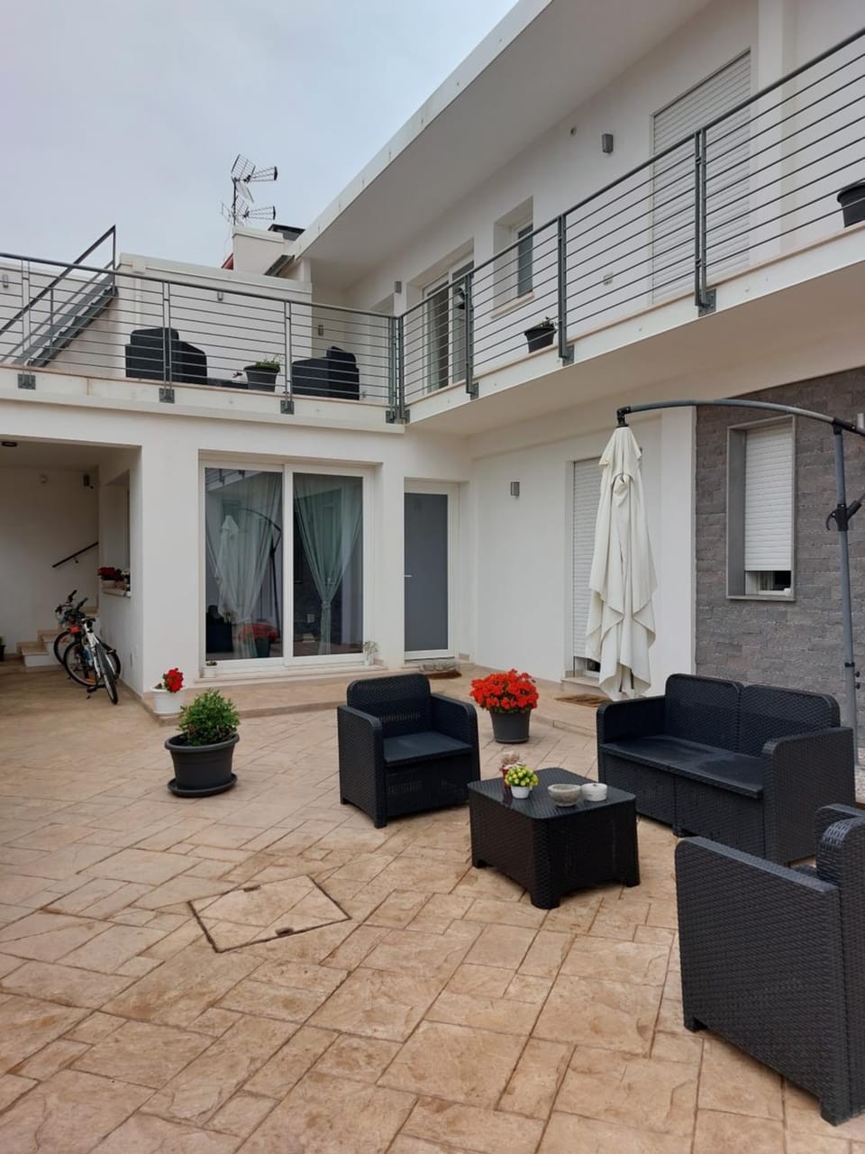 Property building, Day, Balcony/Terrace