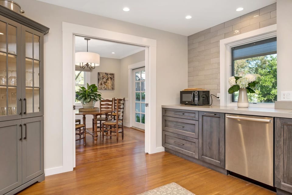 Kitchen or kitchenette, Dining area