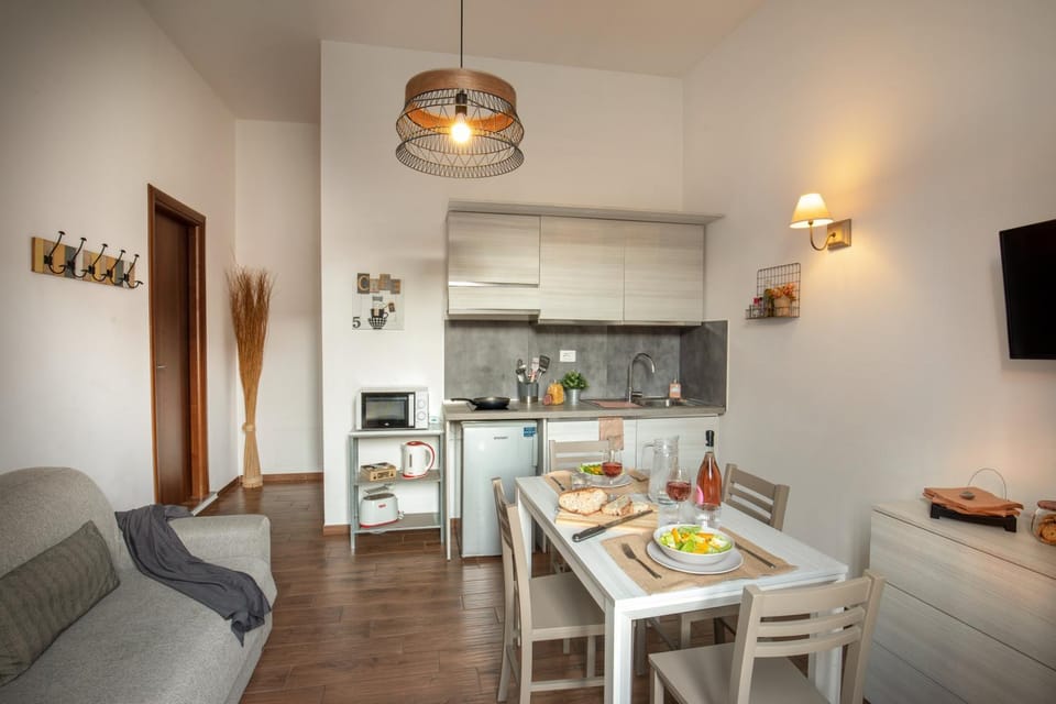 TV and multimedia, Kitchen or kitchenette, Living room, Seating area, Dining area