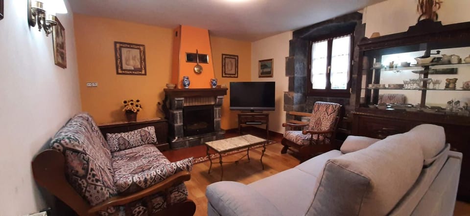 Communal lounge/ TV room, Living room, flat iron