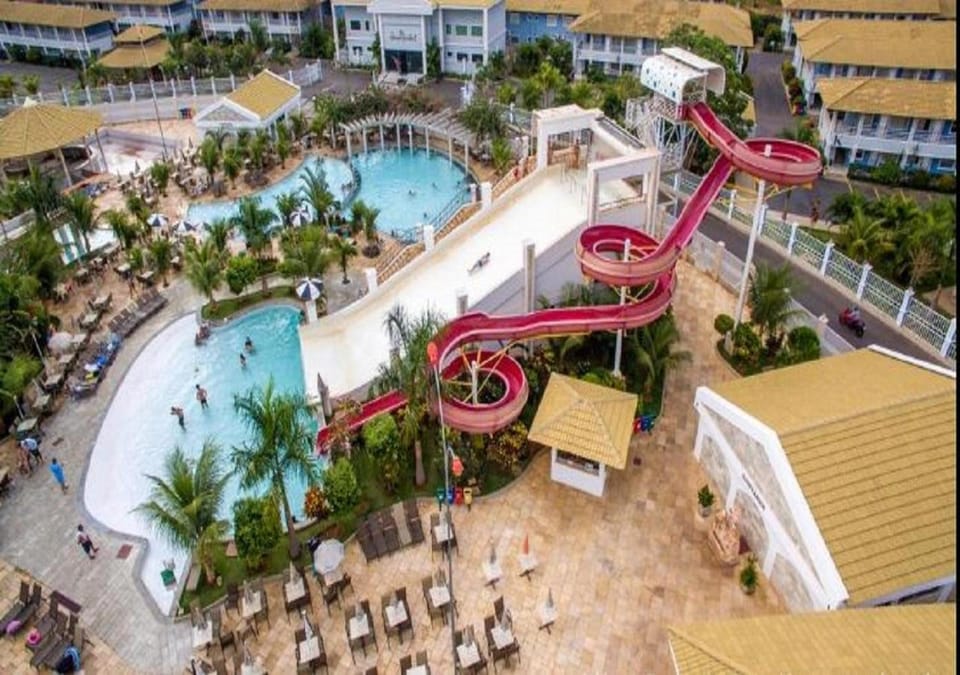 Bird's eye view, Pool view