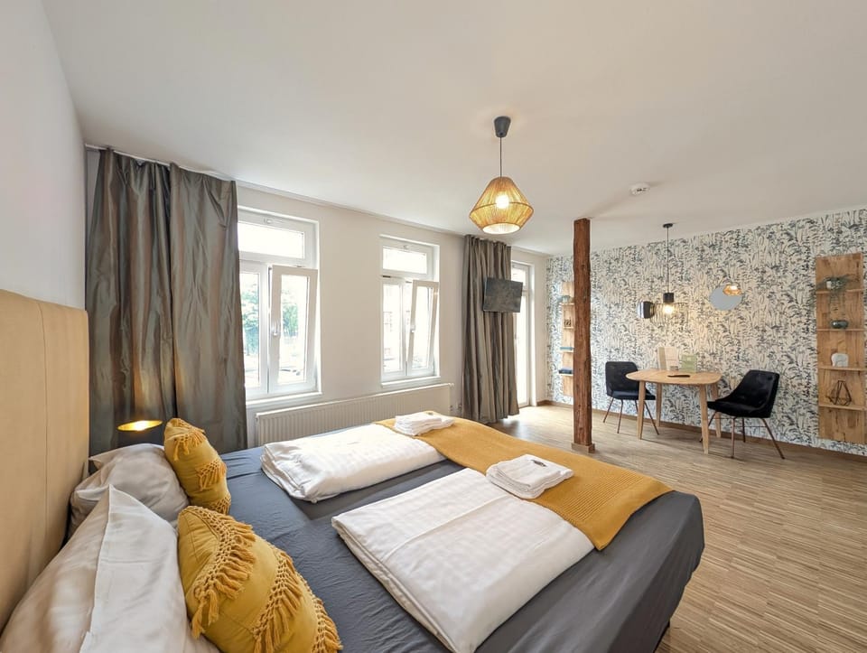Bed, TV and multimedia, Photo of the whole room, Seating area, Bedroom, towels