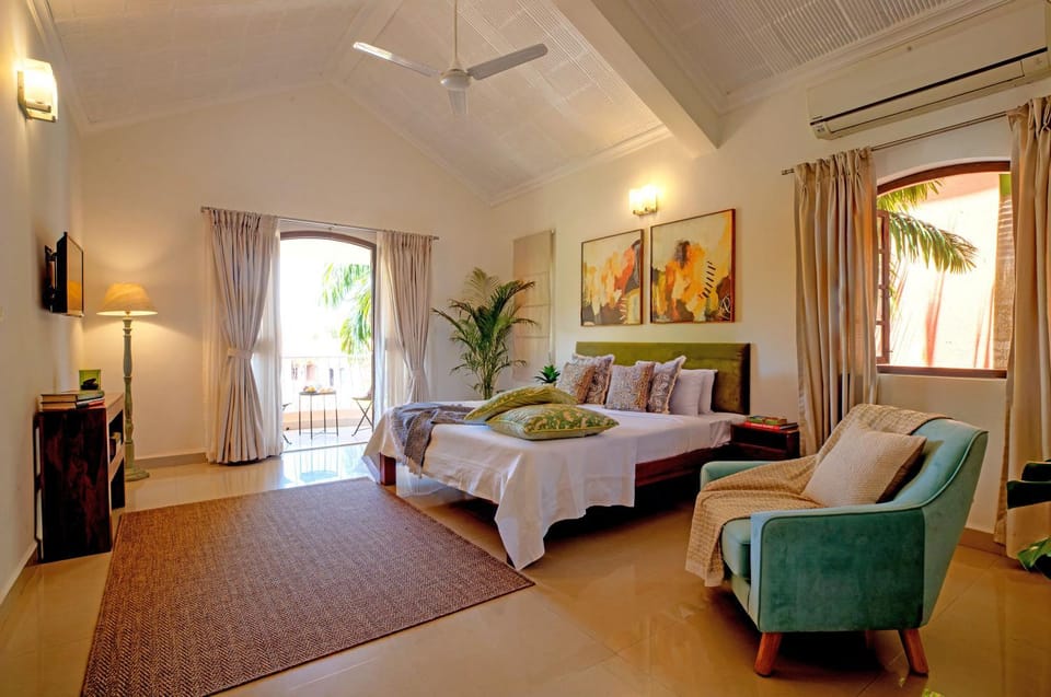 Bed, Photo of the whole room, Bedroom, fireplace, air conditioner