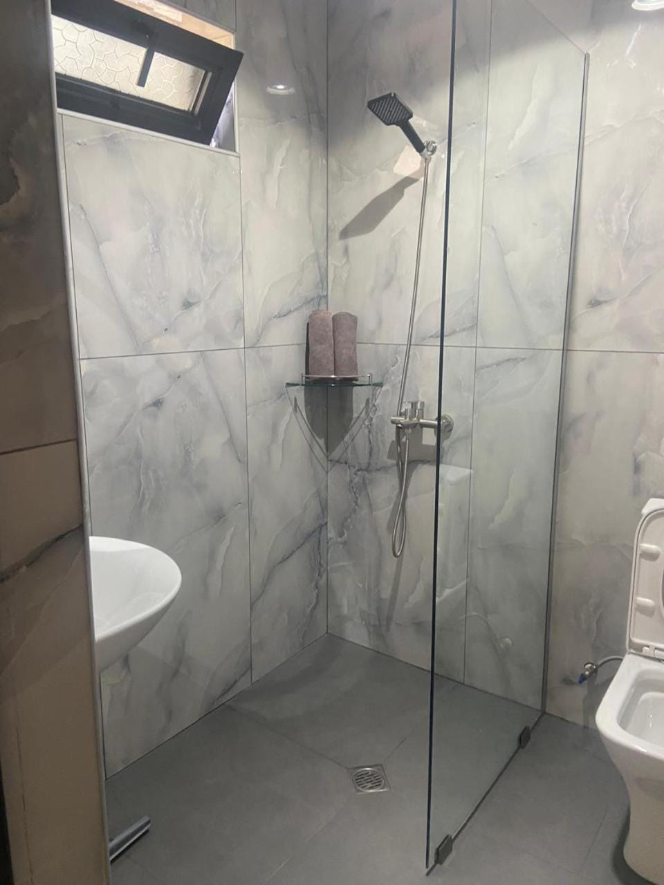 Shower, Toilet