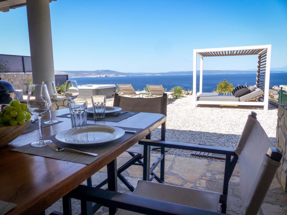 Villa Klenovica mit Whirlpool und Meerblick Villa in Lika-Senj County