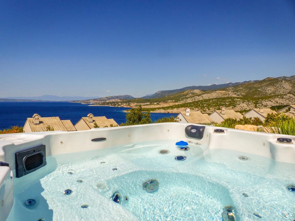 Villa Klenovica mit Whirlpool und Meerblick Villa in Lika-Senj County