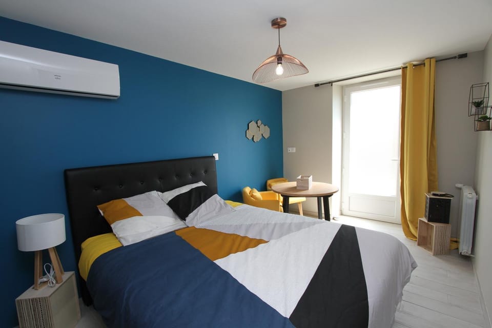 Bed, Photo of the whole room, Bedroom, air conditioner