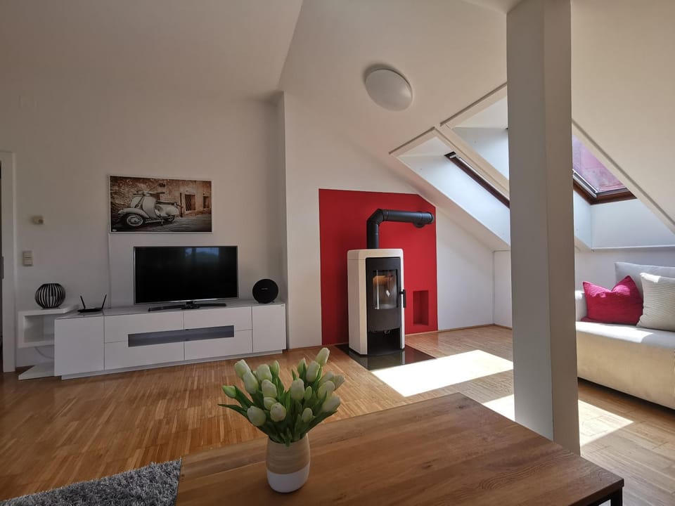 TV and multimedia, Living room, Seating area, Evening entertainment