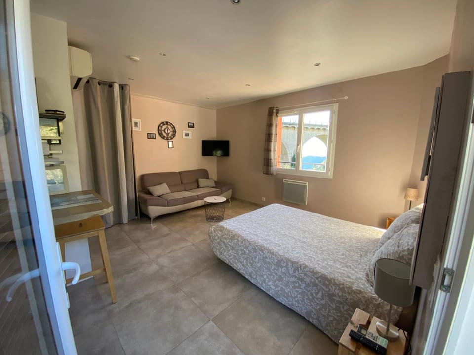 Bed, TV and multimedia, Living room