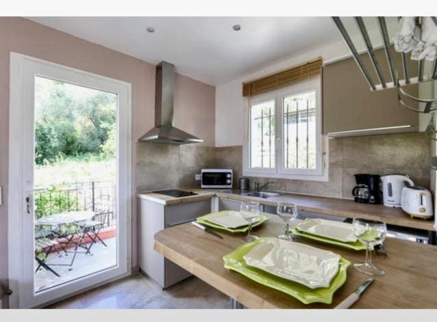 Kitchen or kitchenette, Dining area