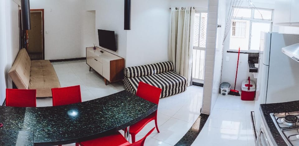 Communal lounge/ TV room, TV and multimedia, Kitchen or kitchenette, Living room, Photo of the whole room, Seating area, Dining area, Family, pet friendly, stove, kitchen