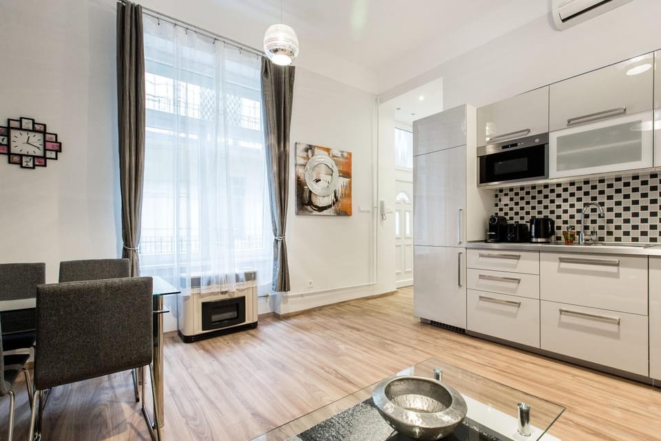 Coffee/tea facilities, Kitchen or kitchenette, Living room, Dining area