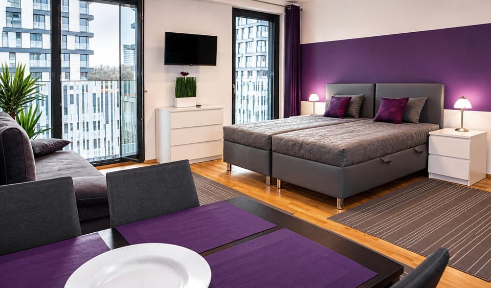 Bed, TV and multimedia, Living room, Photo of the whole room, Seating area, Bedroom