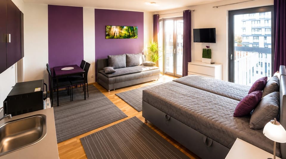 Bed, TV and multimedia, Living room, Photo of the whole room, Seating area, Bedroom