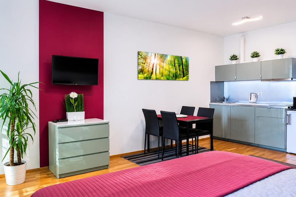 TV and multimedia, Kitchen or kitchenette, Living room, Seating area