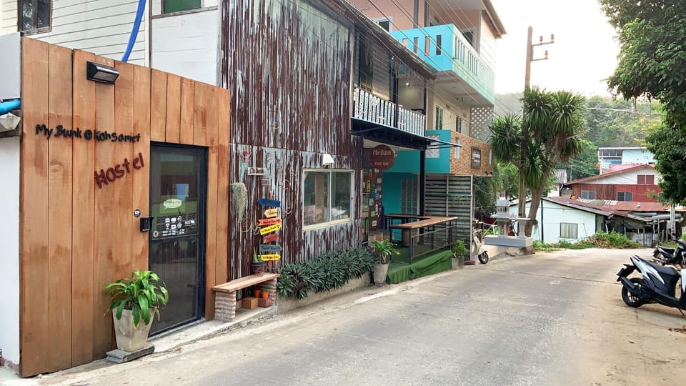 Property building, Facade/entrance, Neighbourhood, On site, City view, Street view, Parking