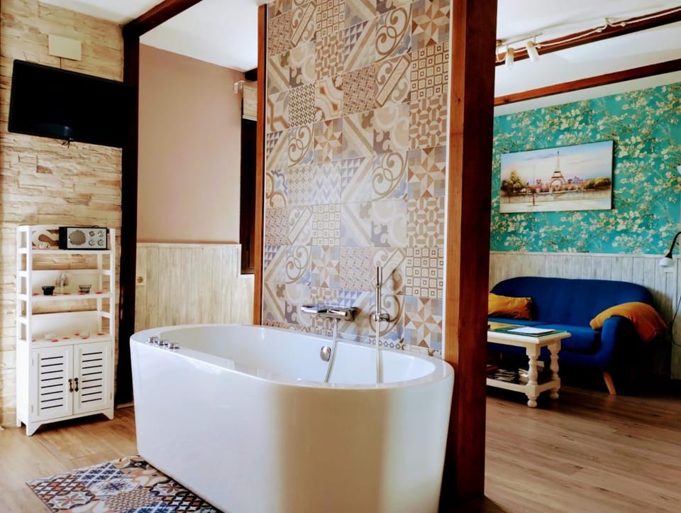 Hot Tub, TV and multimedia