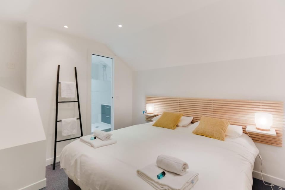 Bed, Photo of the whole room, Bedroom, towels