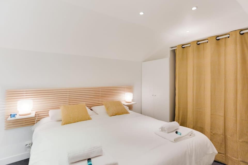 Bed, Photo of the whole room, Bedroom, towels, wardrobe