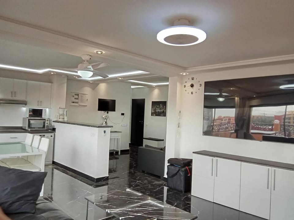 TV and multimedia, Kitchen or kitchenette, Living room, Seating area, oven