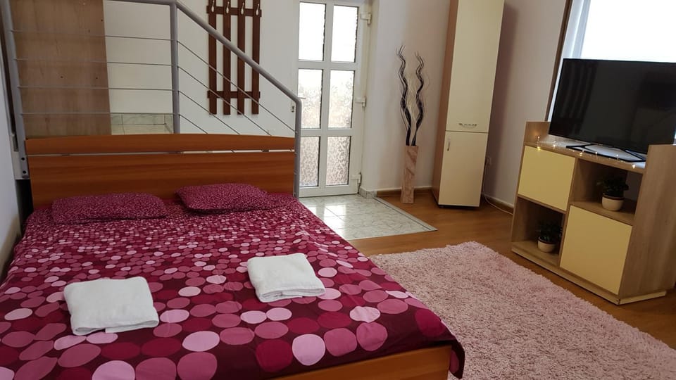 Bed, TV and multimedia, Bedroom