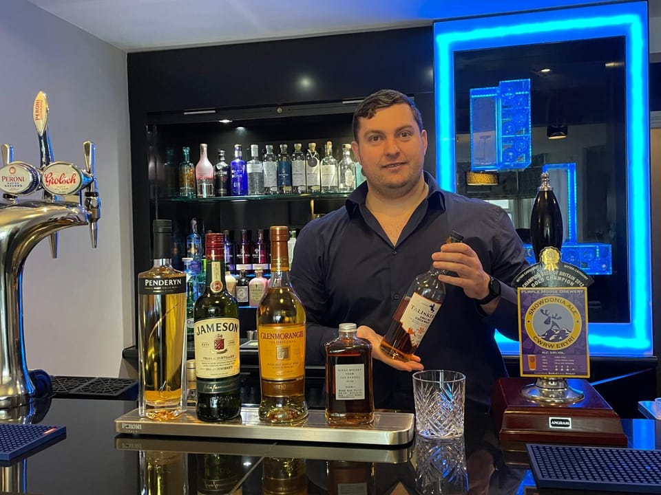 People, Lounge or bar, Food and drinks, Drinks, Alcoholic drinks