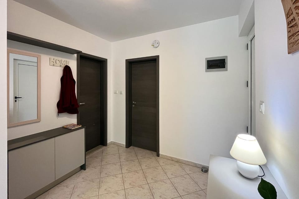 Facade/entrance, wardrobe