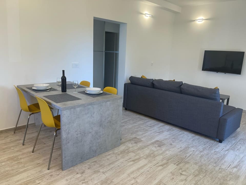 TV and multimedia, Living room, Dining area, locker, air conditioner