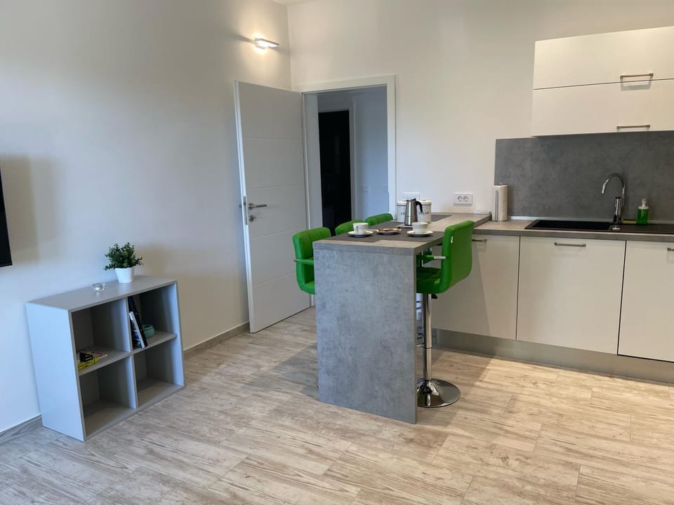 Coffee/tea facilities, Kitchen or kitchenette, Dining area, dishwasher, minibar, air conditioner