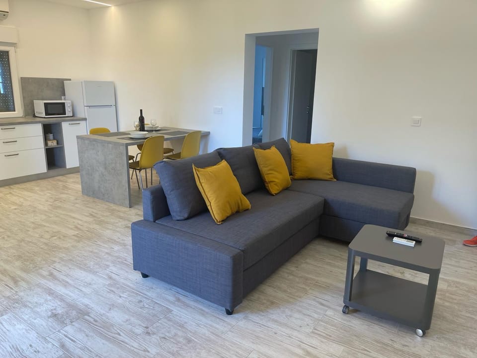 TV and multimedia, Coffee/tea facilities, Living room, Dining area, locker, minibar, kitchen, air conditioner