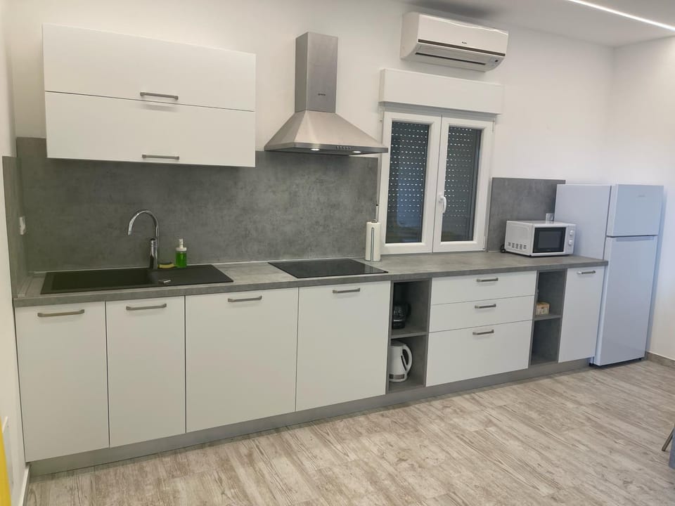 Coffee/tea facilities, Kitchen or kitchenette, Dining area, dishwasher, minibar, stove, air conditioner