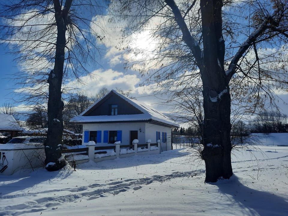 Property building, Day, Natural landscape, Winter, Parking