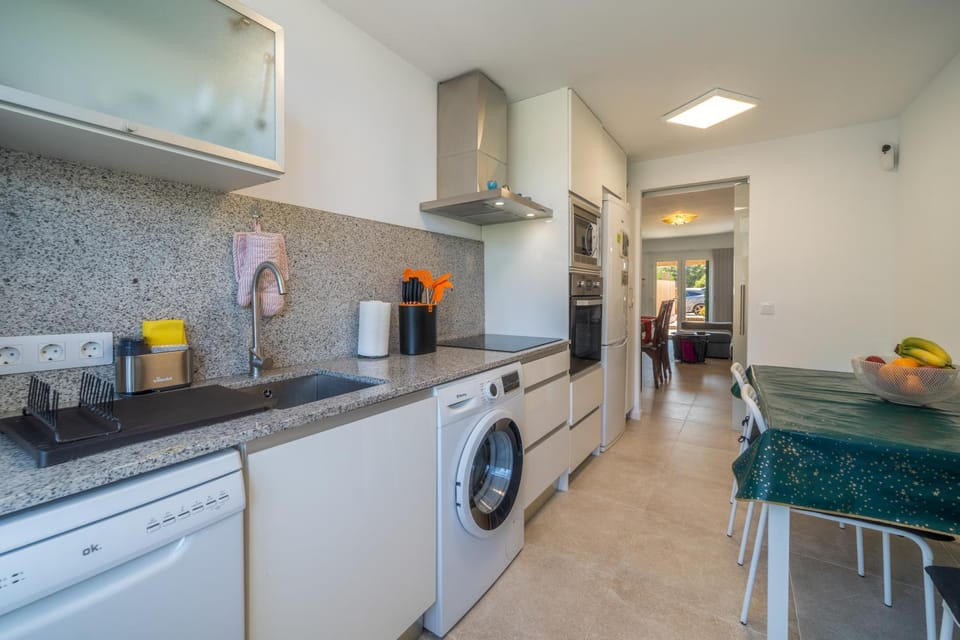 Kitchen or kitchenette, Dining area, dishwasher, oven, toaster, washing machine