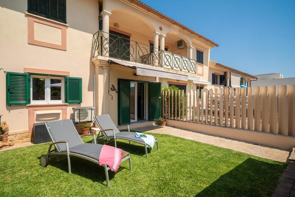 Property building, Patio, Spring, Day, Garden, Balcony/Terrace, sunbed